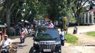 Diantar Ribuan Pendukung, Eka-Fadly Pendaftar Pertama Pilkada Tanah Datar